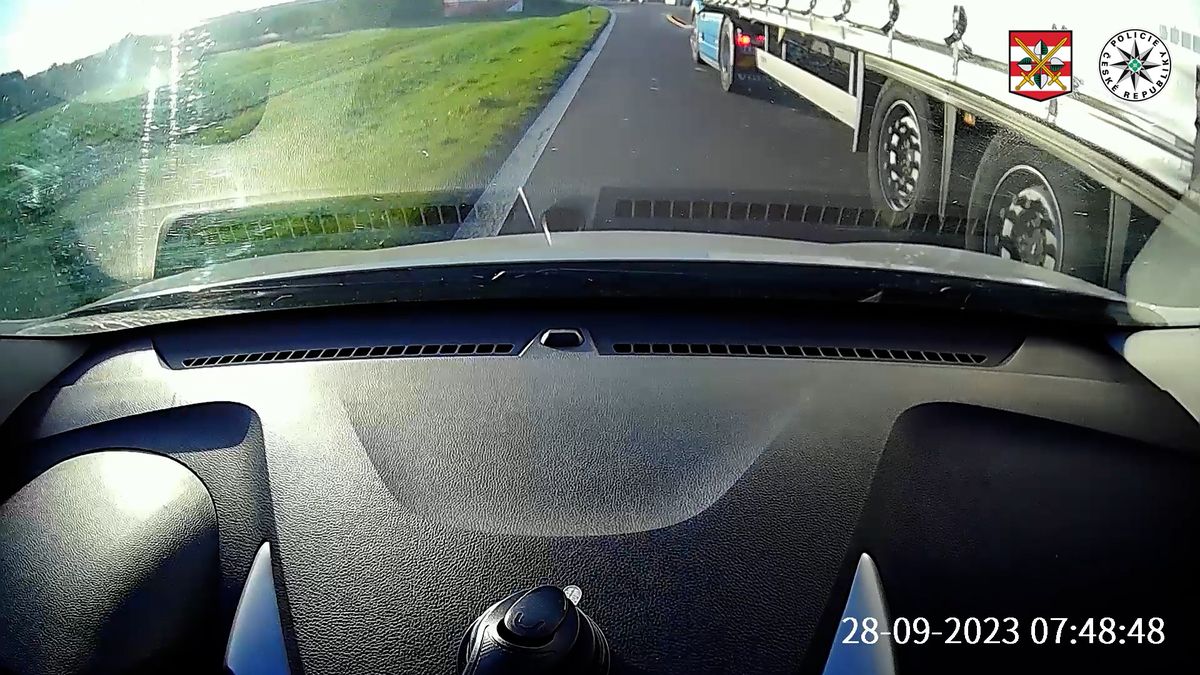 Kamion na Břeclavsku málem vytlačil auto ze silnice. Řidič si nebezpečný manévr natočil